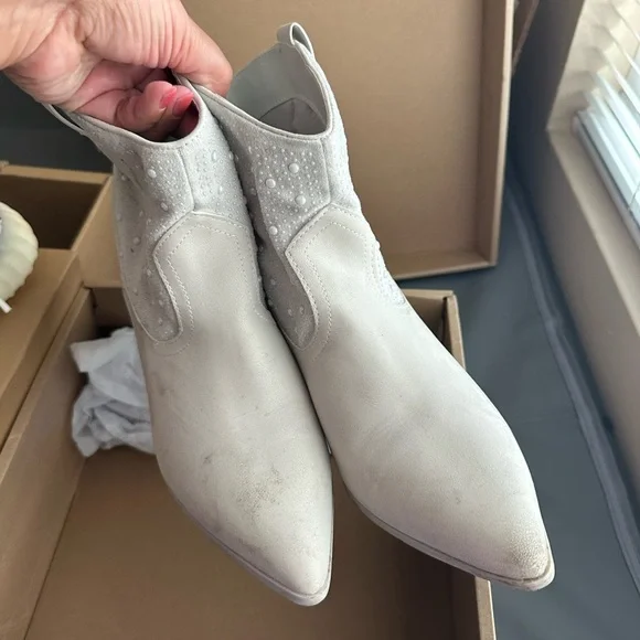 Elegant White Ankle Boots - Picture 4 of 8